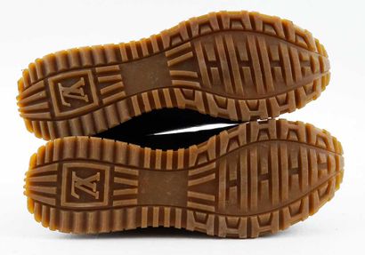 LOUIS VUITTON X SUPREME
Baskets Run Away...