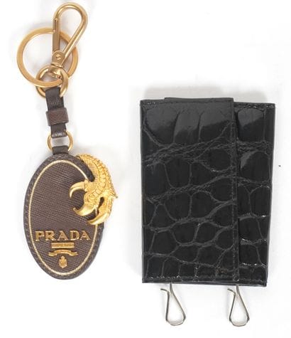 PRADA 
Ensemble de 2 porte-clés Prada, l'un...