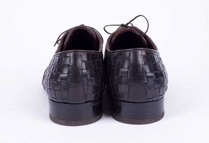 LOUIS VUITTON
Paire de derby en cuir noir...