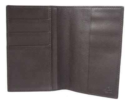 GUCCI 
Porte-monnaie Gucci en cuir marron,...