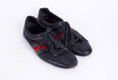 GUCCI
Paire de baskets en cuir noir. 
Bandes...