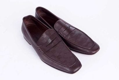 LOUIS VUITTON
Paire de mocassins en cuir...