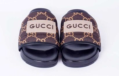 GUCCI
Sandales à enfiler Gucci en cuir noir...