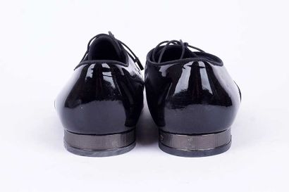 LOUIS VUITTON
Paire de derby noire en cuir...