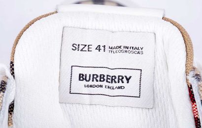 BURBERRY
Baskets en toile beige et cuir blanc...