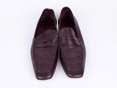 LOUIS VUITTON
Paire de mocassins en cuir...