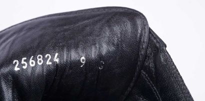 GUCCI
Paire de baskets en cuir noir. 
Bandes...