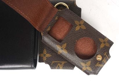 LOUIS VUITTON 
Ensemble de 2 étuis à portable...