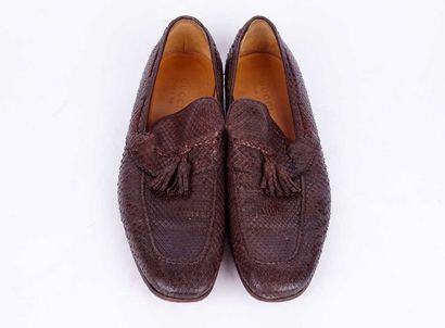 GUCCI 
Paire de mocassins en cuir marron...