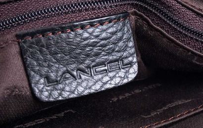 LANCEL
Sac Lancel en cuir noir, une poche...
