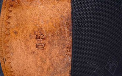 GUCCI 
Paire de bottines en cuir lisse marron....