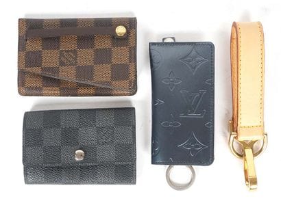 LOUIS VUITTON 
Ensemble de 4 porte-clés divers...