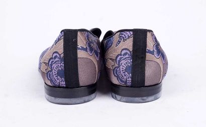 GUCCI 
Paire de mocassins en tissu satiné...