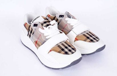 BURBERRY
Baskets en toile beige et cuir blanc...
