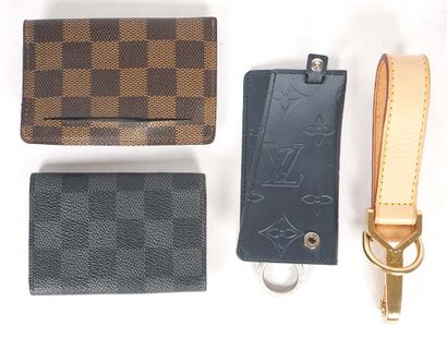 LOUIS VUITTON 
Ensemble de 4 porte-clés divers...