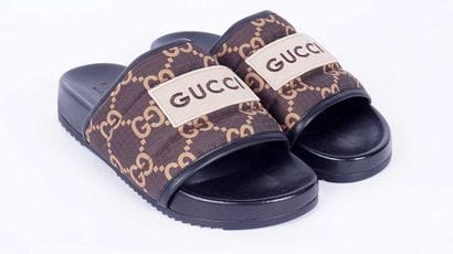 GUCCI
Sandales à enfiler Gucci en cuir noir...