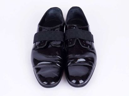 LOUIS VUITTON
Paire de chaussures noires...