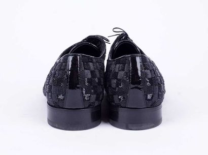 LOUIS VUITTON
Paire de derby à damiers texturés...