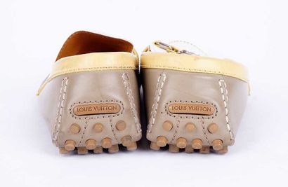 LOUIS VUITTON
Paire de mocassins tricolore...