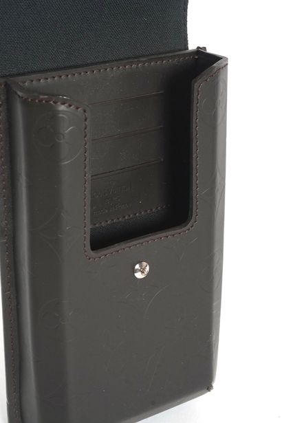 LOUIS VUITTON 
Étui pour téléphone portable...
