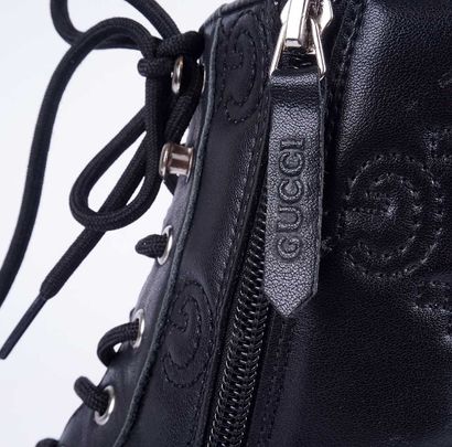 GUCCI
Bottines matelassées à lacets en cuir...