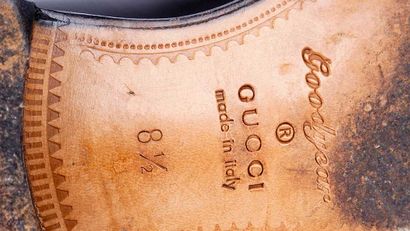 GUCCI
Paire de bottines en cuir noir.
Bride...