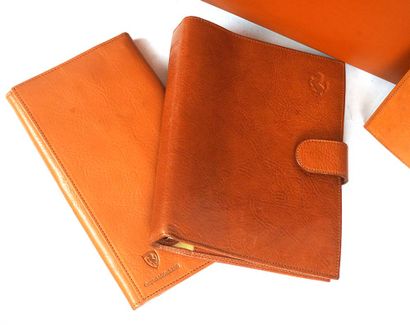 FERRARI
Attaché-case en cuir marron-orangé...