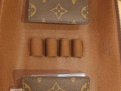 LOUIS VUITTON 
Pochette à stylos Louis Vuitton...