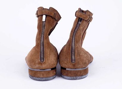 LOUIS VUITTON
Paire de bottines en suède...