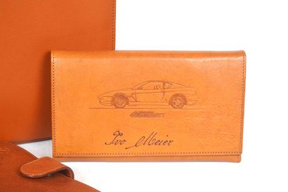 FERRARI
Attaché-case en cuir marron-orangé...