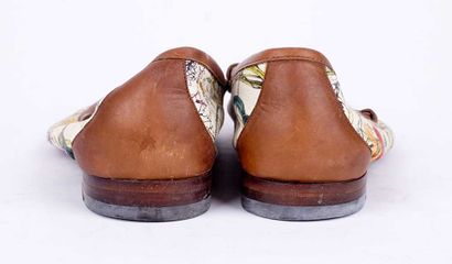 GUCCI
Paire de mocassins en cuir et tissu...