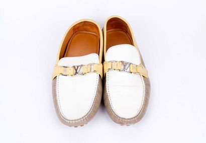 LOUIS VUITTON
Paire de mocassins tricolore...