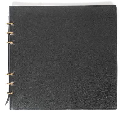 LOUIS VUITTON 
Bloc-note en cuir noir Louis...