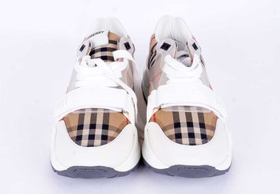 BURBERRY
Baskets en toile beige et cuir blanc...