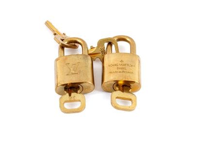 LOUIS VUITTON
Deux cadenas Louis Vuitton...