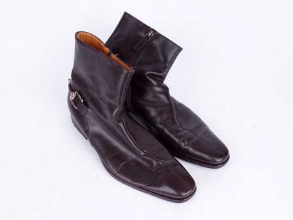 GUCCI 
Paire de bottines en cuir lisse marron....