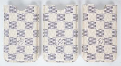 LOUIS VUITTON
Ensemble de 3 étuis à téléphone...