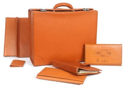FERRARI
Attaché-case en cuir marron-orangé...