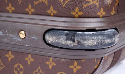 LOUIS VUITTON
Valise à roulettes Louis Vuitton...