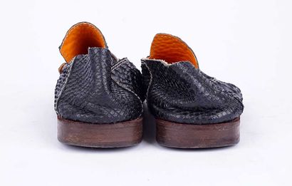 BACCAGLINI 
Paire de mocassins en cuir texturé...
