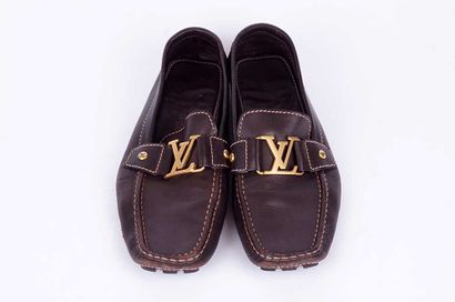 LOUIS VUITTON
Paire de mocassins marron en...