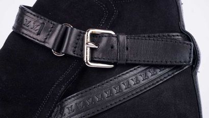 LOUIS VUITTON
Paire de bottines en suède...