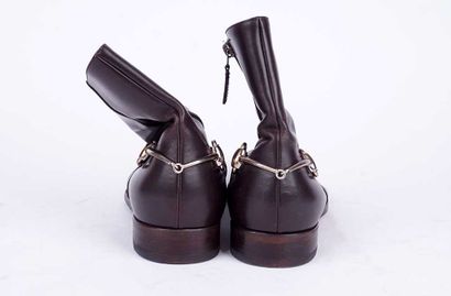 GUCCI 
Paire de bottines en cuir lisse marron....