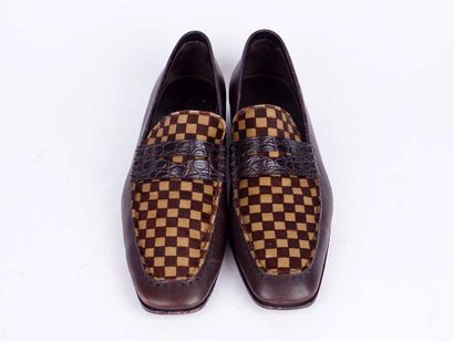 LOUIS VUITTON
Paire de mocassins en cuir...