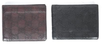 GUCCI 
Deux porte-monnaie Gucci en cuir marron...