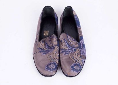 GUCCI 
Paire de mocassins en tissu satiné...