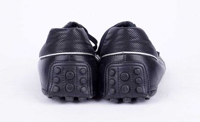 GUCCI
Paire de baskets en cuir noir. 
Bandes...
