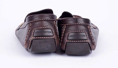 LOUIS VUITTON
Paire de mocassins marron en...