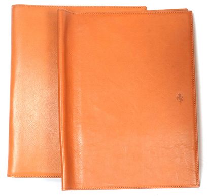 FERRARI
Attaché-case en cuir marron-orangé...