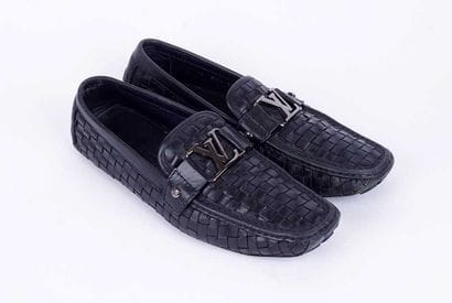 LOUIS VUITTON
Paire de mocassins en cuir...
